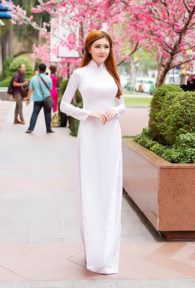 Sao Việt diện áo dài trắng thanh lịch