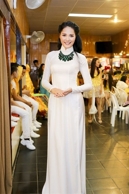 Sao Việt diện áo dài trắng thanh lịch