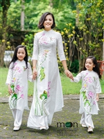 Mẹ và con gái kết hợp vô cùng ăn ý và ngọt ngào với áo dài đôi của Moon Xinh