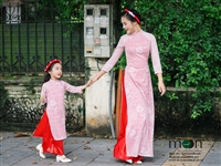 Dạo phố ngày lễ cùng con gái với áo dài đôi mẹ và bé của Moon Xinh