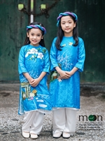 Mẫu nhí Chu Diệp Anh đốn tim mọi người với vẻ đáng yêu của mình trong bộ sưu tập áo dài trẻ em mới nhất của Moon Xinh