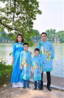 Gia đình nhà báo Ngô Bá Lục kỉ niệm 10 năm ngày cưới với áo dài của Moon Xinh