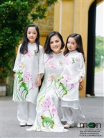 Hai mẹ con cùng điệu đà với áo dài đôi cho mẹ và bé của Moon Xinh